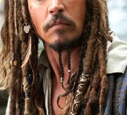 Johnny Depp barba rastas