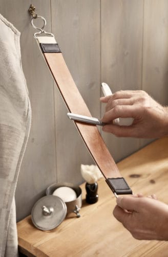 Sharpening Straight Razor with a leather strop.
